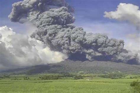 the philippines|Philippine volcano briefly erupts, belching ash plume into the sky.